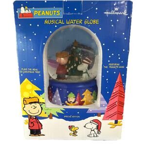 Hallmark Peanuts Charlie And Snoopy “Oh Christmas Tree” Musical Snow Globe New